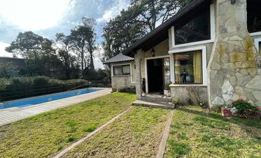 VENDO CHALET 4 AMBIENTES EN SIERRA DE LOS PADRES - AMPLIO PARQUE CON PISCINA Y QUINCHO