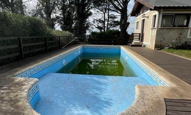 VENDO CHALET 4 AMBIENTES EN SIERRA DE LOS PADRES - AMPLIO PARQUE CON PISCINA Y QUINCHO