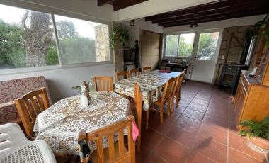 VENDO CHALET 4 AMBIENTES EN SIERRA DE LOS PADRES - AMPLIO PARQUE CON PISCINA Y QUINCHO