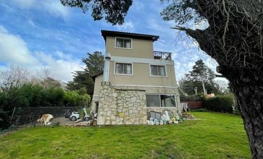 VENDO CHALET 4 AMBIENTES EN SIERRA DE LOS PADRES - AMPLIO PARQUE CON PISCINA Y QUINCHO