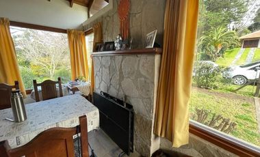 VENDO CHALET 4 AMBIENTES EN SIERRA DE LOS PADRES - AMPLIO PARQUE CON PISCINA Y QUINCHO