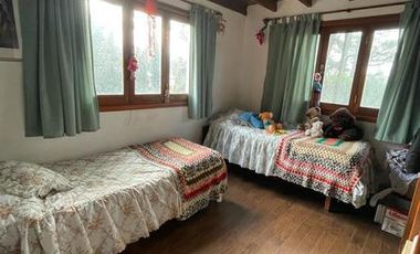 VENDO CHALET 4 AMBIENTES EN SIERRA DE LOS PADRES - AMPLIO PARQUE CON PISCINA Y QUINCHO