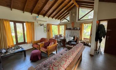 VENDO CHALET 4 AMBIENTES EN SIERRA DE LOS PADRES - AMPLIO PARQUE CON PISCINA Y QUINCHO