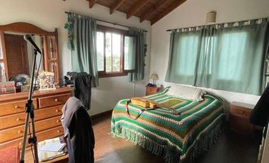 VENDO CHALET 4 AMBIENTES EN SIERRA DE LOS PADRES - AMPLIO PARQUE CON PISCINA Y QUINCHO