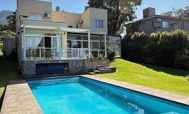 Importante casa de categoría de 4 dormitorios en VENTA en country Las Yungas, Yerba Buena