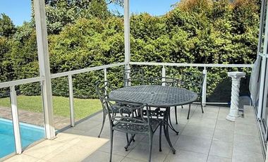 Importante casa de categoría de 4 dormitorios en VENTA en country Las Yungas, Yerba Buena