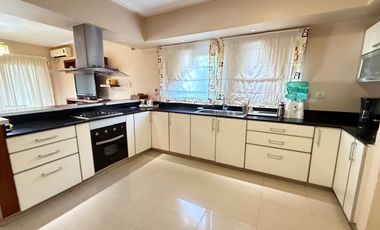 Importante casa de categoría de 4 dormitorios en VENTA en country Las Yungas, Yerba Buena