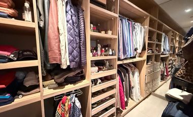 Importante casa de categoría de 4 dormitorios en VENTA en country Las Yungas, Yerba Buena