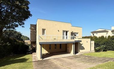 Importante casa de categoría de 4 dormitorios en VENTA en country Las Yungas, Yerba Buena