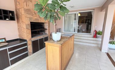 Importante casa de categoría de 4 dormitorios en VENTA en country Las Yungas, Yerba Buena