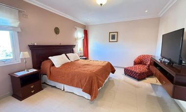 Importante casa de categoría de 4 dormitorios en VENTA en country Las Yungas, Yerba Buena