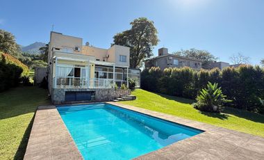 Importante casa de categoría de 4 dormitorios en VENTA en country Las Yungas, Yerba Buena