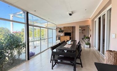 Importante casa de categoría de 4 dormitorios en VENTA en country Las Yungas, Yerba Buena