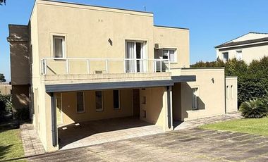 Importante casa de categoría de 4 dormitorios en VENTA en country Las Yungas, Yerba Buena