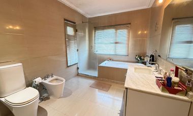 Importante casa de categoría de 4 dormitorios en VENTA en country Las Yungas, Yerba Buena