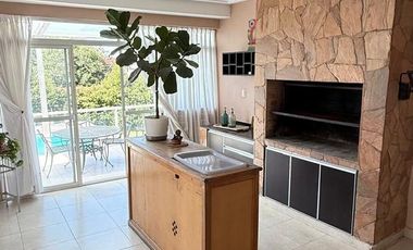 Importante casa de categoría de 4 dormitorios en VENTA en country Las Yungas, Yerba Buena