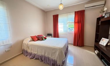 Importante casa de categoría de 4 dormitorios en VENTA en country Las Yungas, Yerba Buena