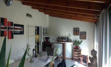 CASA EN EXCELENTE ESTADO A 100 MTS DE AV. ESPORA Y 4 CUADRAS DE ESTACION MARMOL