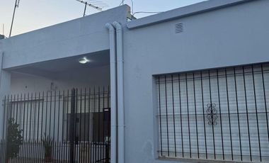 Casa en venta - 3 Dormitorios 2 Baños - Cochera - 212Mts2 - Berazategui Oeste