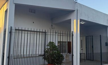 Casa en venta - 3 Dormitorios 2 Baños - Cochera - 212Mts2 - Berazategui Oeste