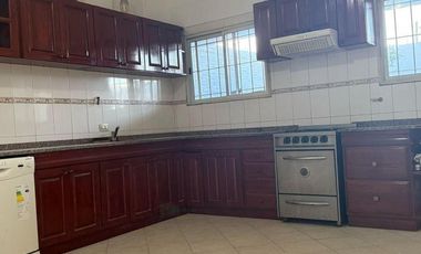 Casa en venta - 3 Dormitorios 2 Baños - Cochera - 212Mts2 - Berazategui Oeste