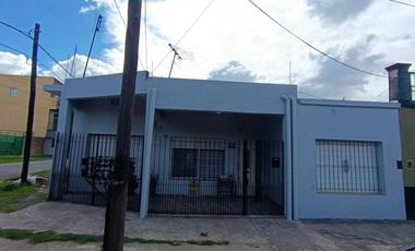Casa en venta - 3 Dormitorios 2 Baños - Cochera - 212Mts2 - Berazategui Oeste