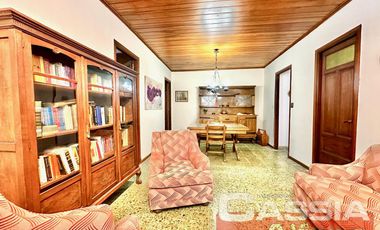 CHALET INGLES EN ESQUINA, LOTE 231m2, DOS DORMITORIOS, JARDIN, GARAGE, CTO.ENCERES, BAULERA 2 BAÑOS