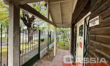 CHALET INGLES EN ESQUINA, LOTE 231m2, DOS DORMITORIOS, JARDIN, GARAGE, CTO.ENCERES, BAULERA 2 BAÑOS