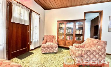 CHALET INGLES EN ESQUINA, LOTE 231m2, DOS DORMITORIOS, JARDIN, GARAGE, CTO.ENCERES, BAULERA 2 BAÑOS