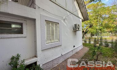 CHALET INGLES EN ESQUINA, LOTE 231m2, DOS DORMITORIOS, JARDIN, GARAGE, CTO.ENCERES, BAULERA 2 BAÑOS