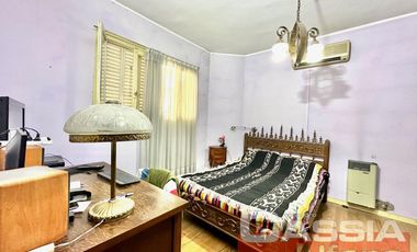 CHALET INGLES EN ESQUINA, LOTE 231m2, DOS DORMITORIOS, JARDIN, GARAGE, CTO.ENCERES, BAULERA 2 BAÑOS