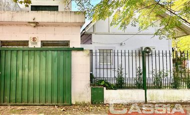 CHALET INGLES EN ESQUINA, LOTE 231m2, DOS DORMITORIOS, JARDIN, GARAGE, CTO.ENCERES, BAULERA 2 BAÑOS