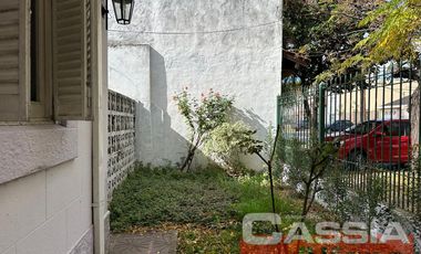 CHALET INGLES EN ESQUINA, LOTE 231m2, DOS DORMITORIOS, JARDIN, GARAGE, CTO.ENCERES, BAULERA 2 BAÑOS