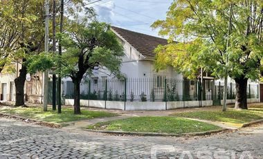 CHALET INGLES EN ESQUINA, LOTE 231m2, DOS DORMITORIOS, JARDIN, GARAGE, CTO.ENCERES, BAULERA 2 BAÑOS