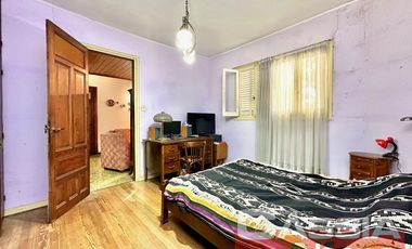 CHALET INGLES EN ESQUINA, LOTE 231m2, DOS DORMITORIOS, JARDIN, GARAGE, CTO.ENCERES, BAULERA 2 BAÑOS