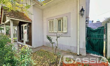 CHALET INGLES EN ESQUINA, LOTE 231m2, DOS DORMITORIOS, JARDIN, GARAGE, CTO.ENCERES, BAULERA 2 BAÑOS