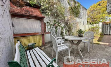 CHALET INGLES EN ESQUINA, LOTE 231m2, DOS DORMITORIOS, JARDIN, GARAGE, CTO.ENCERES, BAULERA 2 BAÑOS