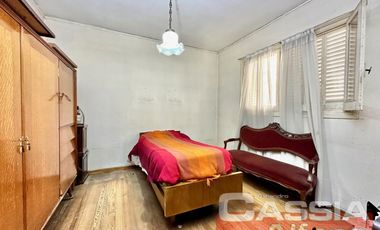 CHALET INGLES EN ESQUINA, LOTE 231m2, DOS DORMITORIOS, JARDIN, GARAGE, CTO.ENCERES, BAULERA 2 BAÑOS