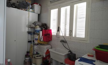 CASA CON DOS LOCALES SOBRE AVENIDA - ACEPTA DEPTO EN ADROGUE O CANNING