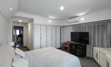 CASA CON DOS LOCALES SOBRE AVENIDA - ACEPTA DEPTO EN ADROGUE O CANNING