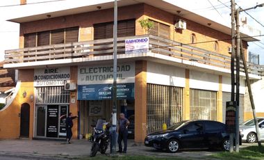 CASA CON DOS LOCALES SOBRE AVENIDA - ACEPTA DEPTO EN ADROGUE O CANNING