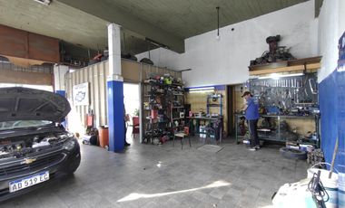 CASA CON DOS LOCALES SOBRE AVENIDA - ACEPTA DEPTO EN ADROGUE O CANNING