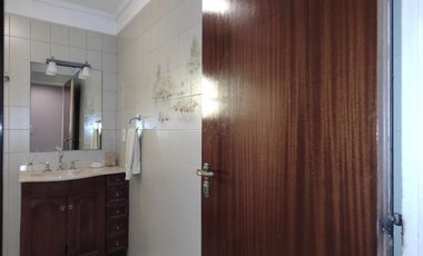 CASA CON DOS LOCALES SOBRE AVENIDA - ACEPTA DEPTO EN ADROGUE O CANNING