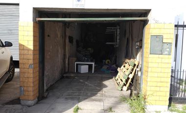 CASA CON DOS LOCALES SOBRE AVENIDA - ACEPTA DEPTO EN ADROGUE O CANNING