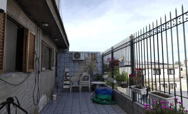 CASA CON DOS LOCALES SOBRE AVENIDA - ACEPTA DEPTO EN ADROGUE O CANNING