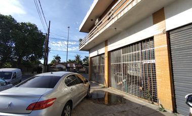 CASA CON DOS LOCALES SOBRE AVENIDA - ACEPTA DEPTO EN ADROGUE O CANNING