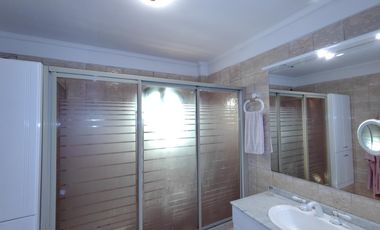 CASA CON DOS LOCALES SOBRE AVENIDA - ACEPTA DEPTO EN ADROGUE O CANNING