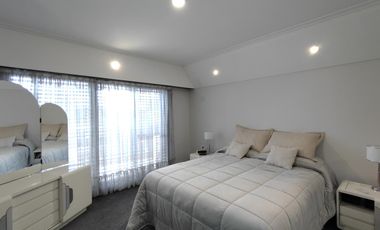 CASA CON DOS LOCALES SOBRE AVENIDA - ACEPTA DEPTO EN ADROGUE O CANNING