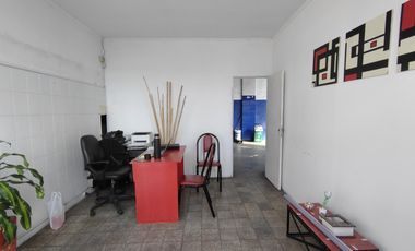 CASA CON DOS LOCALES SOBRE AVENIDA - ACEPTA DEPTO EN ADROGUE O CANNING