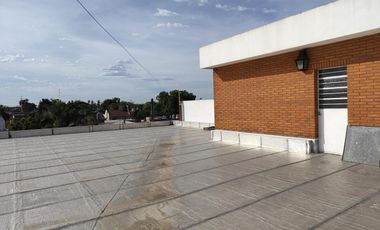 CASA CON DOS LOCALES SOBRE AVENIDA - ACEPTA DEPTO EN ADROGUE O CANNING